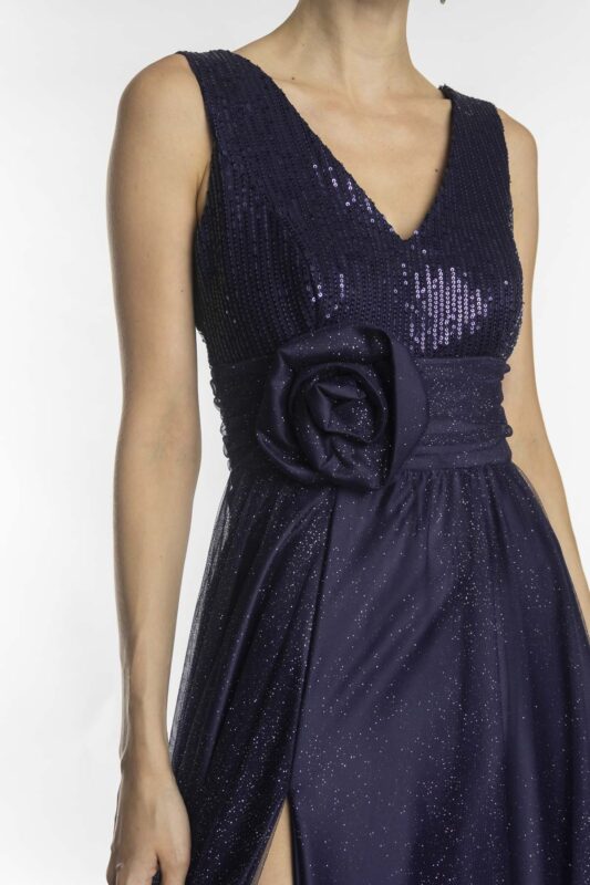 Detalhe da flor feita a mão no vestido de festa