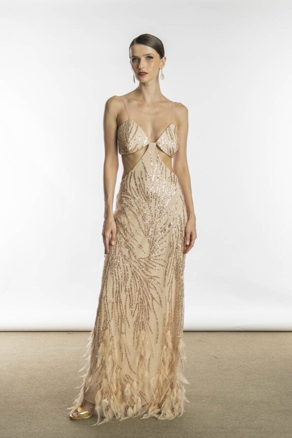 Vestido de festa longo na cor dourado, bordado com plumas para festa de formatura ou convidada de casamento.