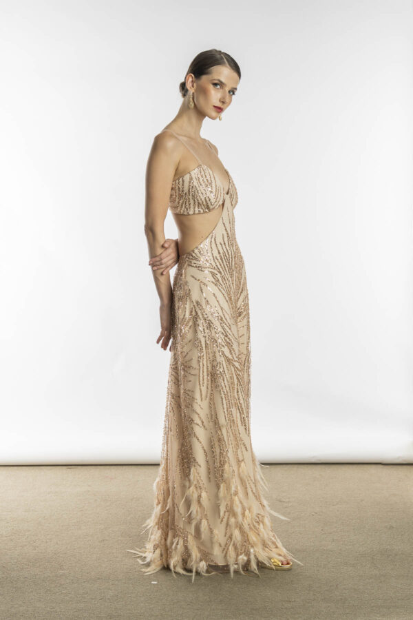 Vestido de festa decotado, na cor dourado, bordado com plumas, perfeito para formatura.