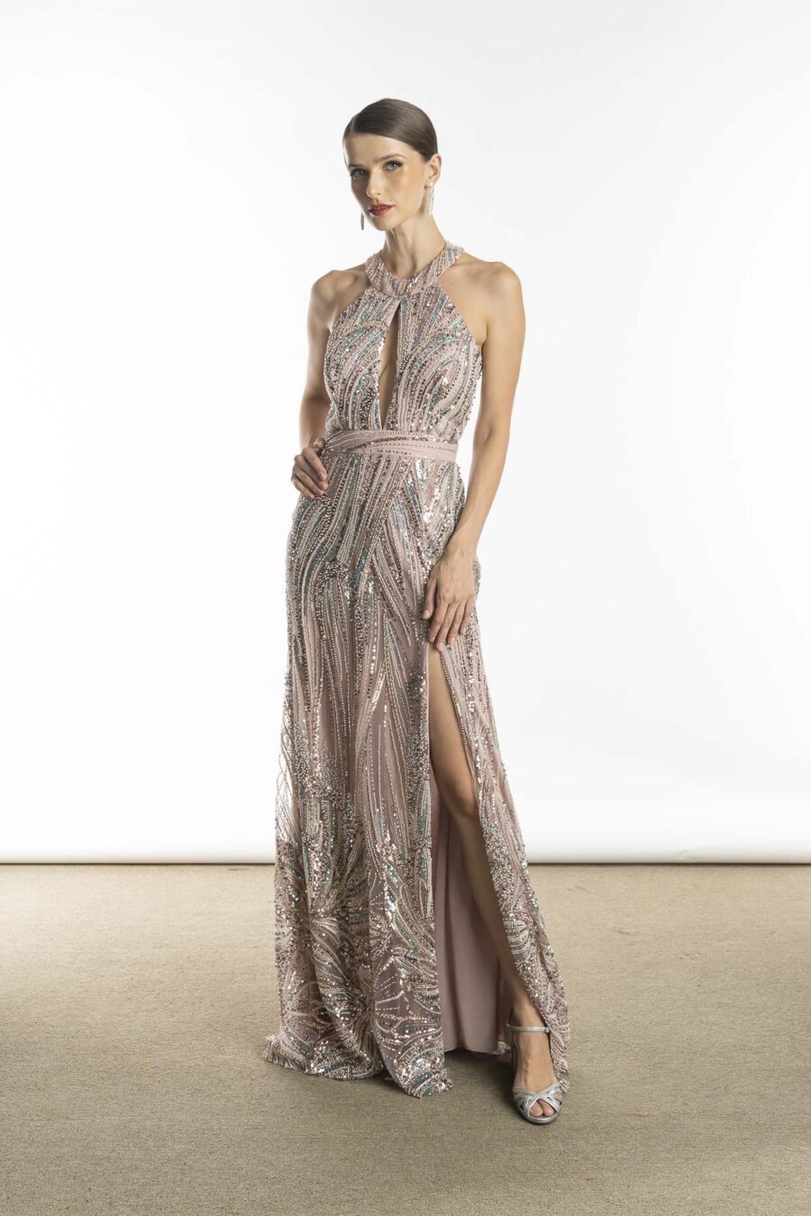 Vestido de festa longo todo bordado em pedraria para formatura