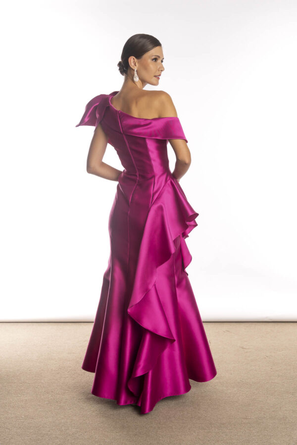 Costas do vestido para mães dos noivos na cor fúcsia