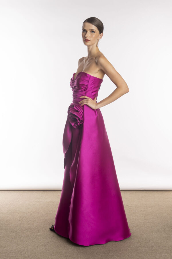 Vestido de festa na cor fúcsia, com flor na saia, modelo gaby.