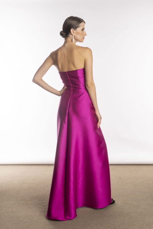 Costas do vestido fúcsia