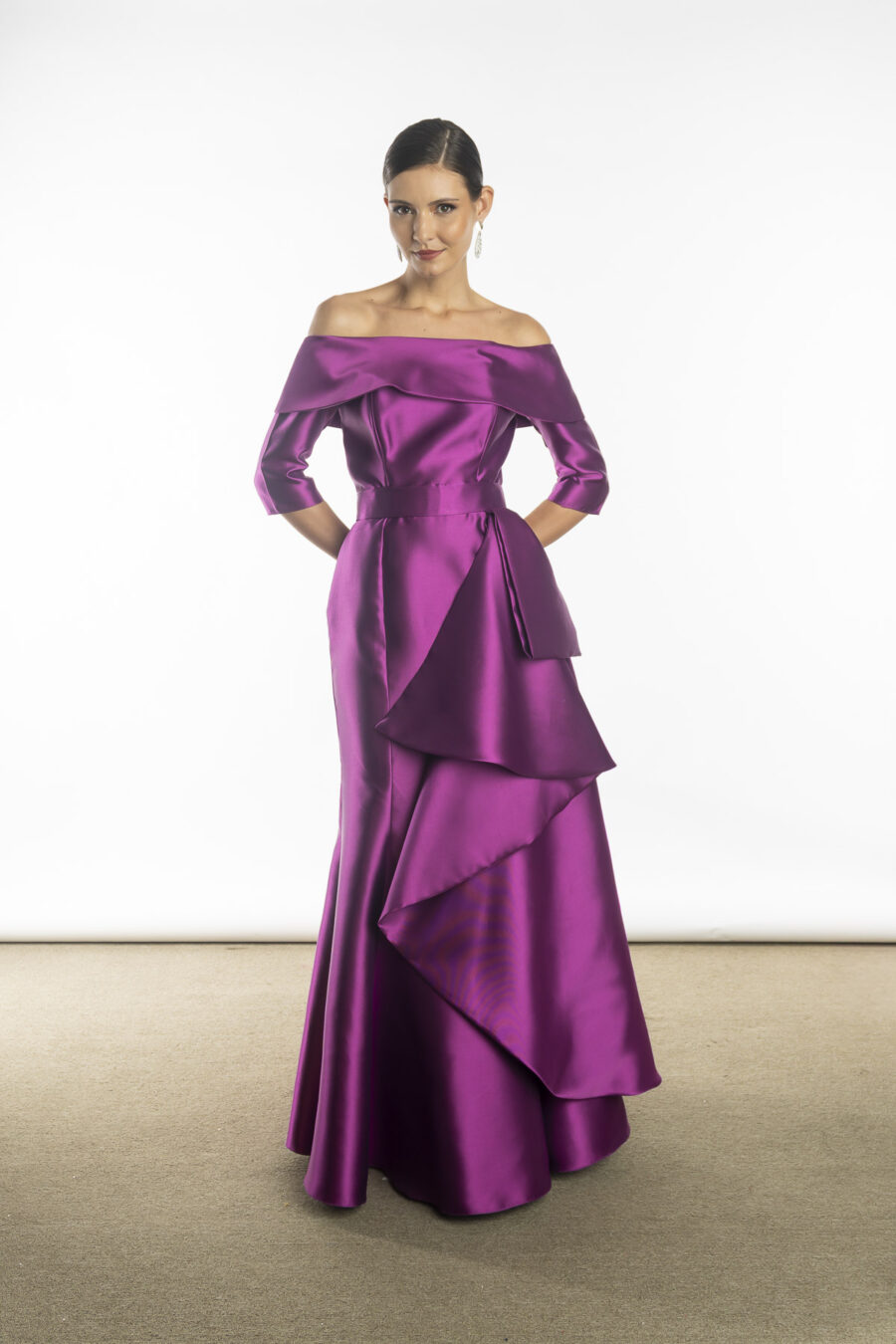 Vestido de festa longo na cor fúcsia diva belle, decote ombro a ombro , modelo de vestido perfeito para mães dos noivos.