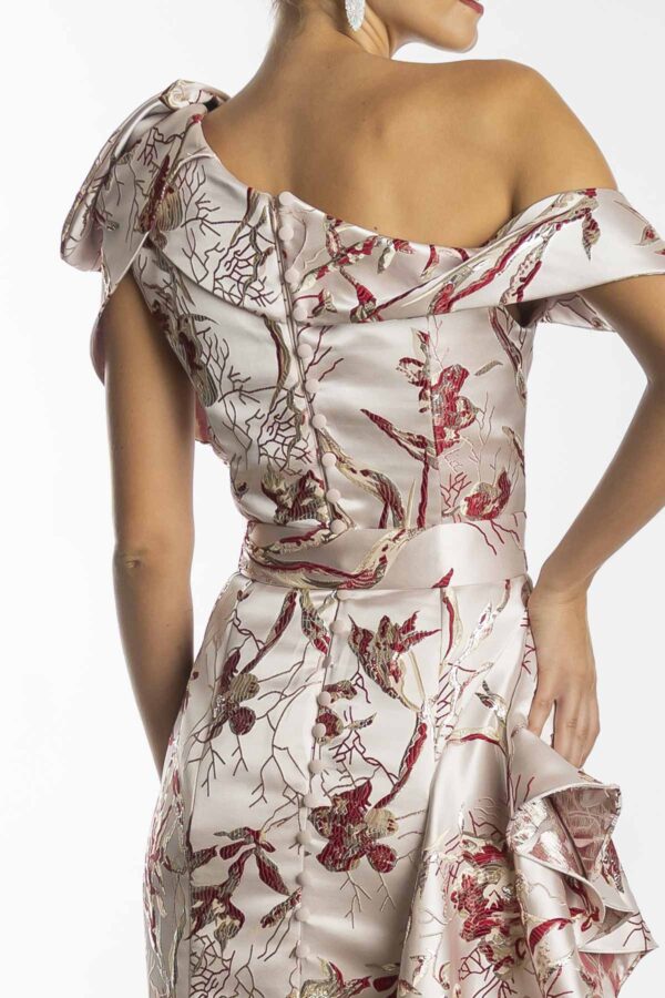 Detalhe das costas do vestido de festa em jacquard estampado com fechamento de botões.
