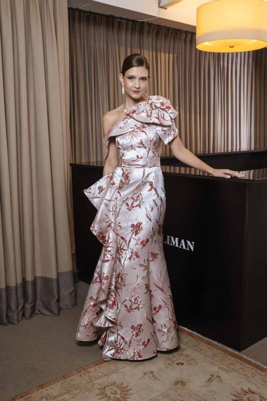 Vestido de festa longo em tecido estruturado, jacquard vermelho com flores estampado, com laço nos ombros, esse modelo de vestido é perfeito para mães dos noivos ou madrinhas.