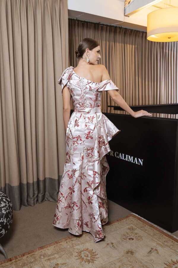 Costas dos vestido de festa , modelo Viena em jacquard estampado vermelho com flores.