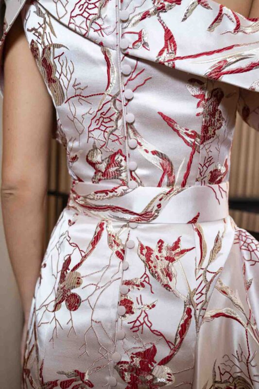 Detalhe das costas do vestido de festa , modelo Viena estampado em jcquard com flores vermelho.