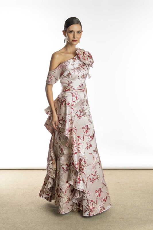 Vestido de festa longo com decote de um ombro só, com laço em um dos ombros em tecido estruturado estampado vermelho, modelo viena, vestido perfeito para mães dos noivos e madrinhas de casamento.