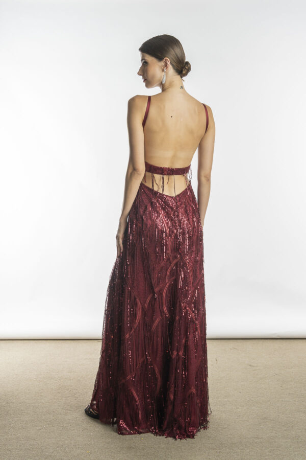 Costas do vestido de festa marsala com franjas