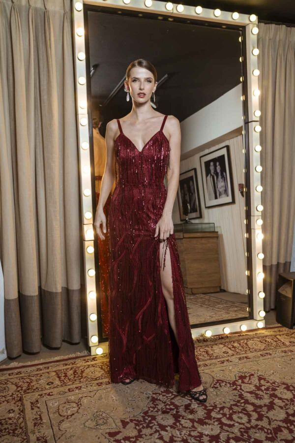 Vestido de festa com fenda, bordado com franjas marsala