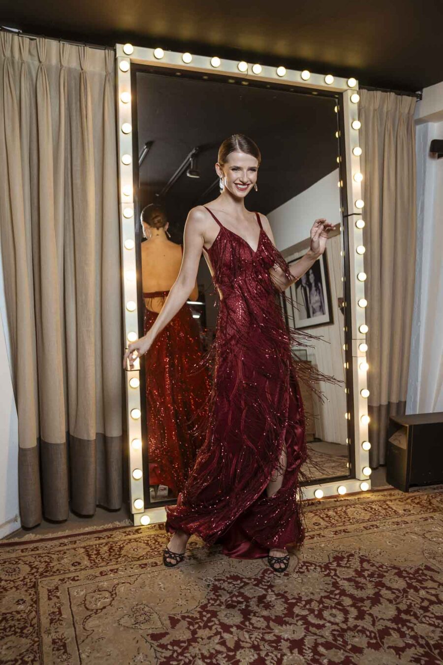 Vestido de festa marsala com bordado de franjas, cheio de movimento