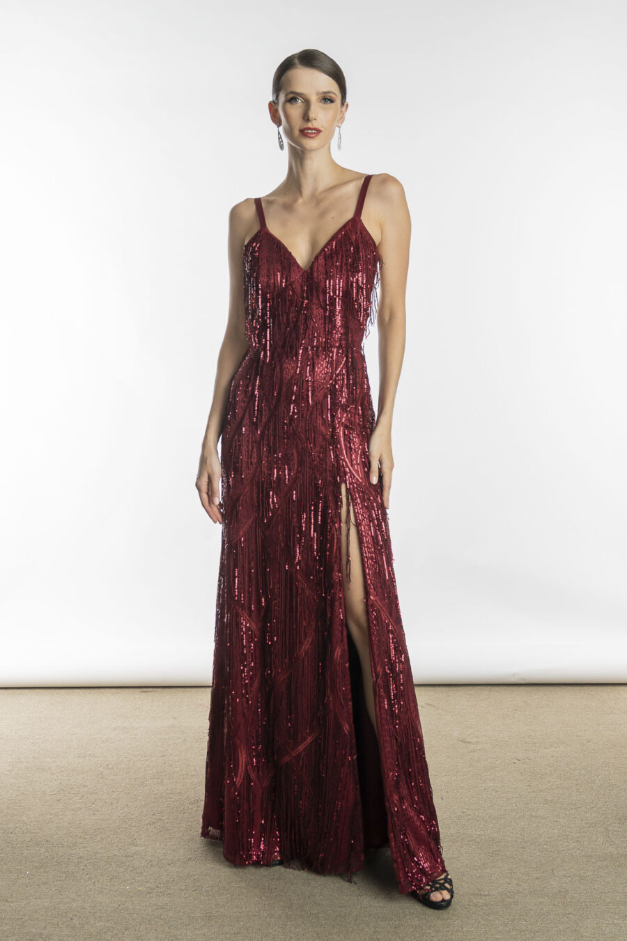 Vestido de festa longo bordado com franjas, saia com poderosa fenda na cor marsala, vestido ideal para formandas e convidadas e eventos de gala como casamentos e bailes black tie.
