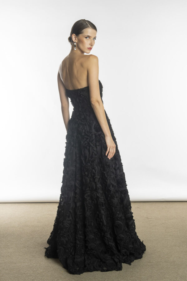 Vestido de festa preto, decote tomara que caia, tecido florido, modelo galax.