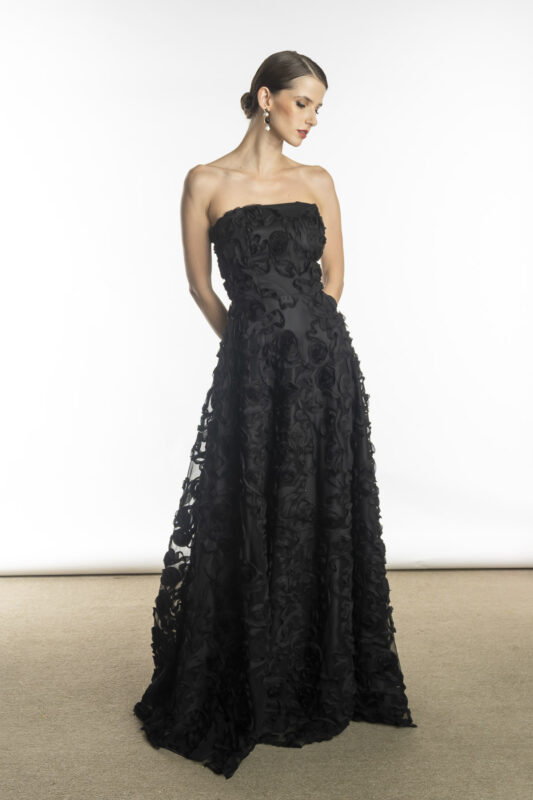 Vestido de festa preto, decote tomara que caia, tecido florido, modelo galax.