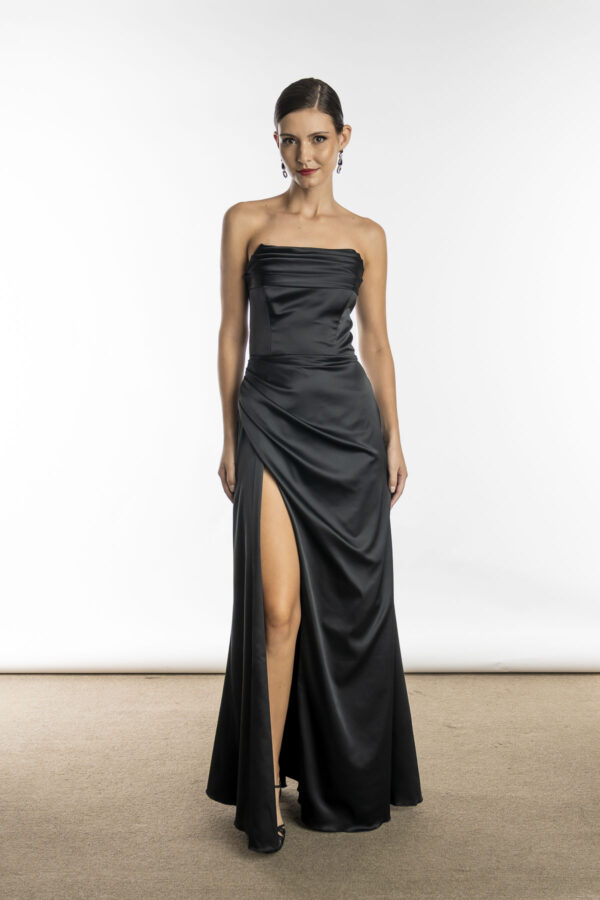 Vestido de festa longo com fenda na saia na cor preto, decote tomara que caia, modelo Monte Carlo, esse vestido perfeito para convidada de casamento ou festa de formatura.
