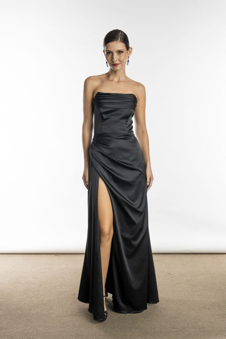 Vestido de festa longo com fenda na saia na cor preto, decote tomara que caia, modelo Monte Carlo, esse vestido perfeito para convidada de casamento ou festa de formatura.