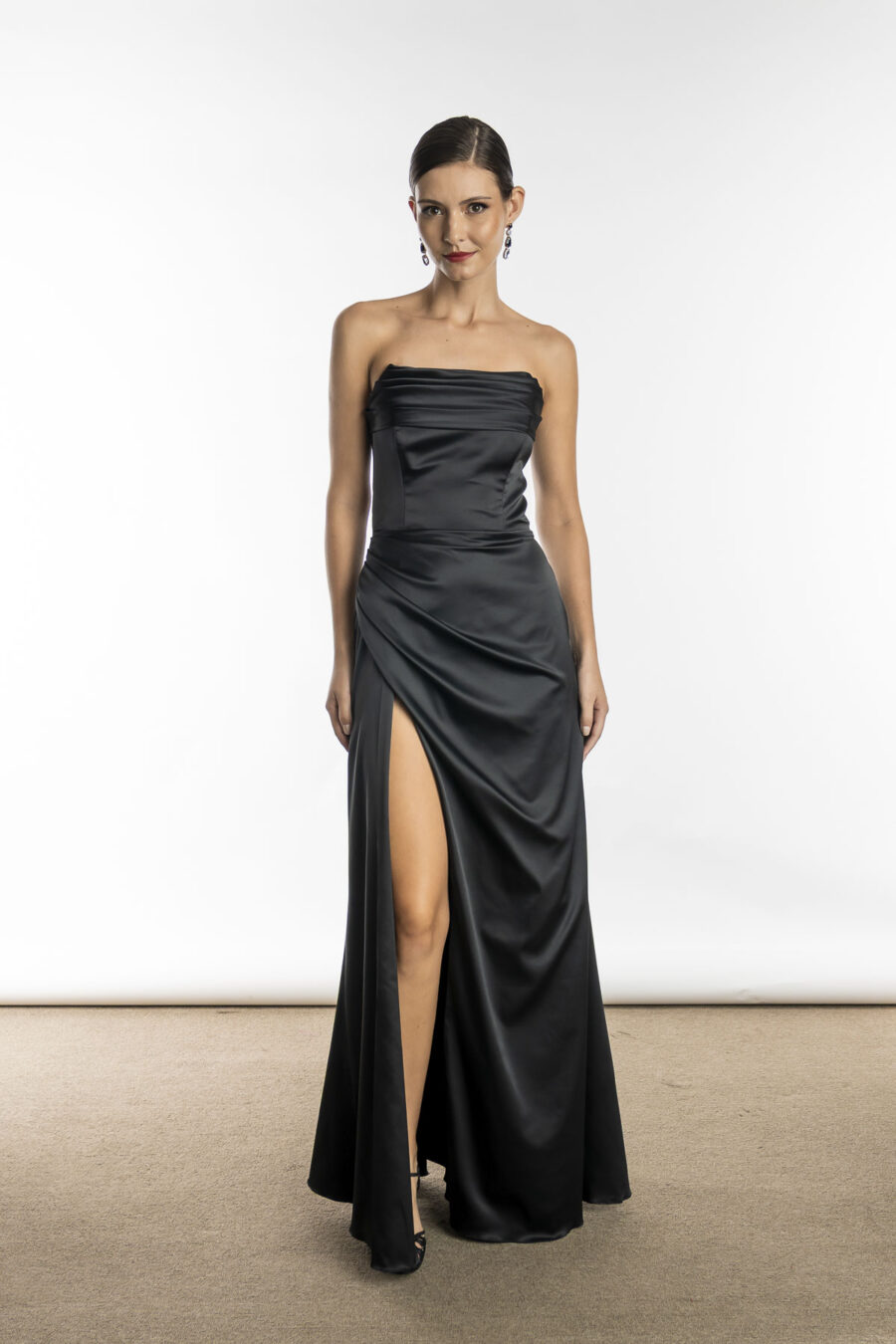 Vestido de festa longo com fenda na saia na cor preto, decote tomara que caia, modelo Monte Carlo, esse vestido perfeito para convidada de casamento ou festa de formatura.