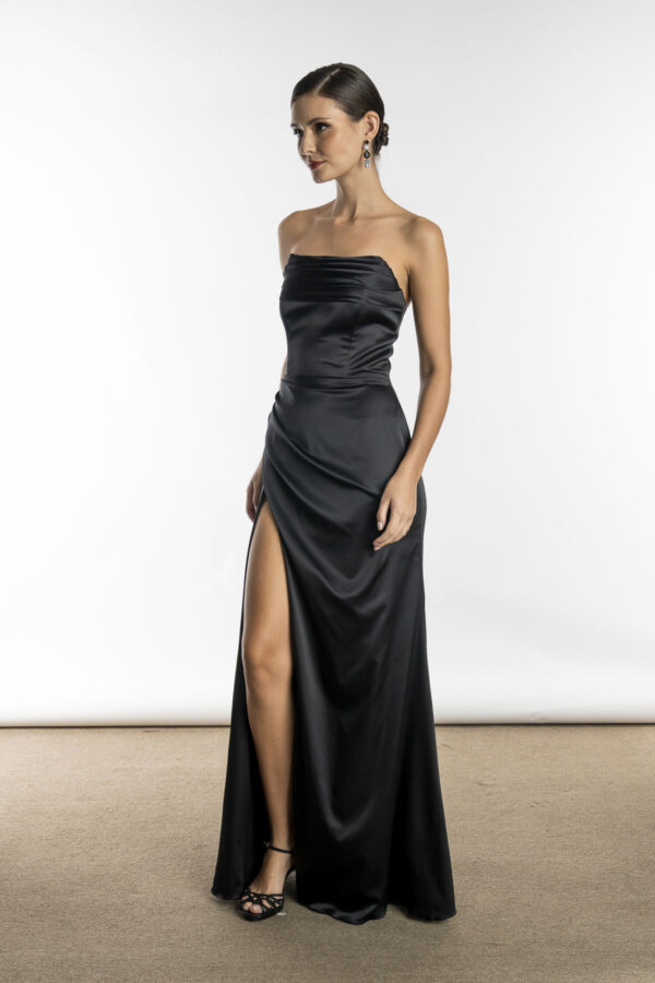Detalhe lateral do vestido de festa longo com fenda na cor preto, decote tomara que caia, modelo Monte Carlo, esse vestido perfeito para convidada de casamento ou festa de formatura.