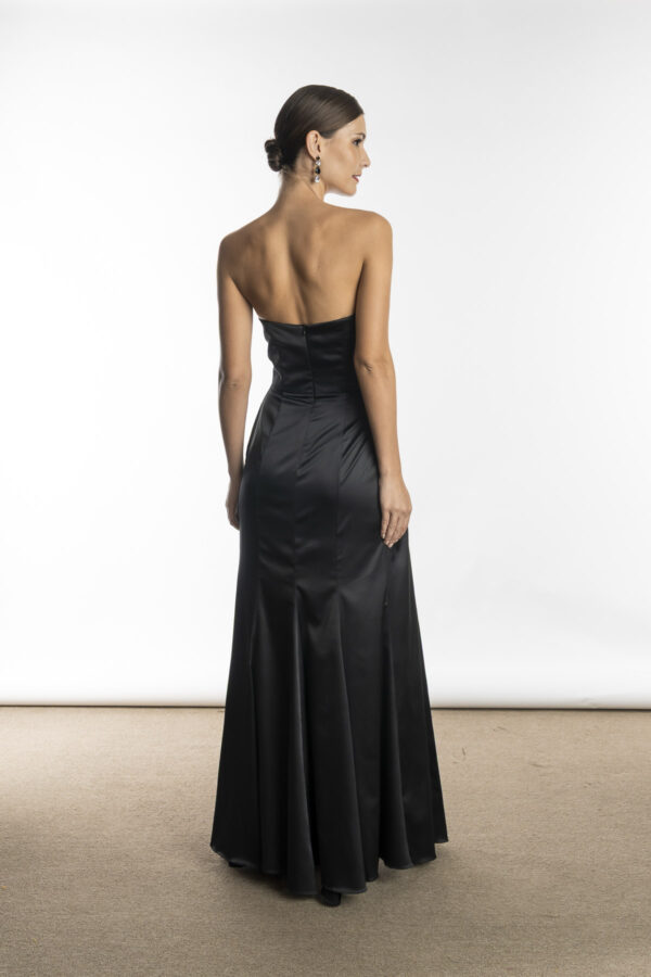 Costas do vestido de festa longo com fenda na cor preto, decote tomara que caia, modelo Monte Carlo, esse vestido perfeito para convidada de casamento ou festa de formatura.