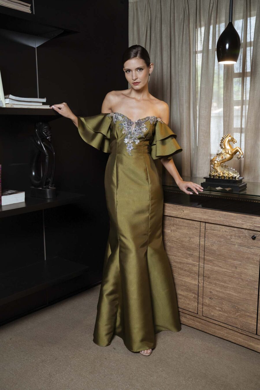 Vestido de festa longo na cor verde oliva sabrina piva, para madrinha de casamento ou mães dos noivos.