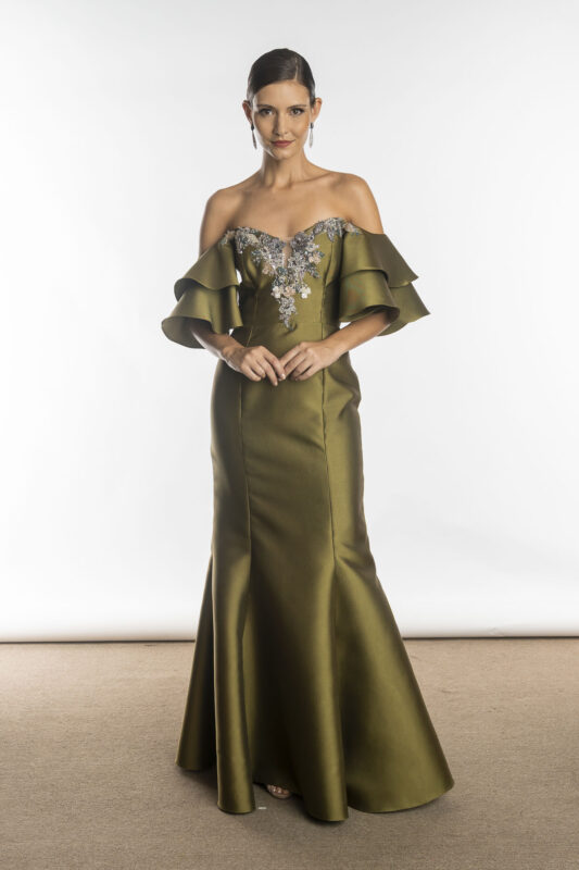 Vestido longo de festa, cor verde oliva, modelo Sabrina Piva, para mãe da noiva ou mãe do noivo jovem usar no casamento.