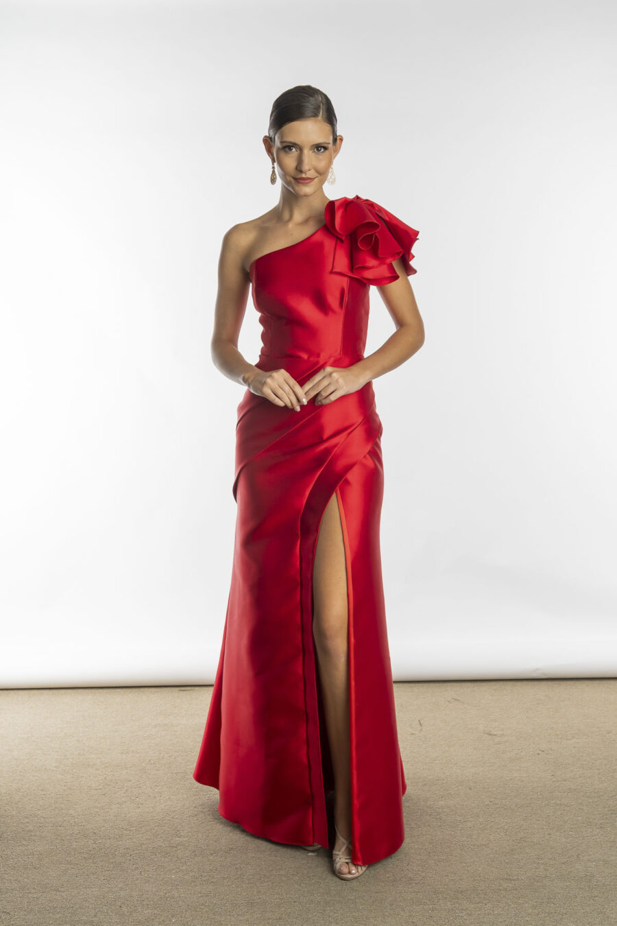 Vestido de festa longo decote um ombro só, saia com fenda na cor vermelho, esse modelo é perfeito para mães dos noivos jovens