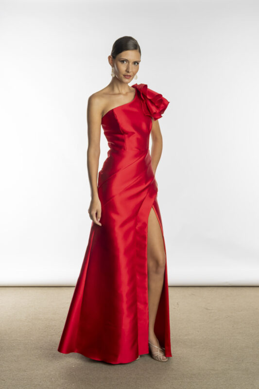 Vestido de festa longo decote um ombro só, saia com fenda na cor vermelho, esse modelo é perfeito para mães dos noivos jovens