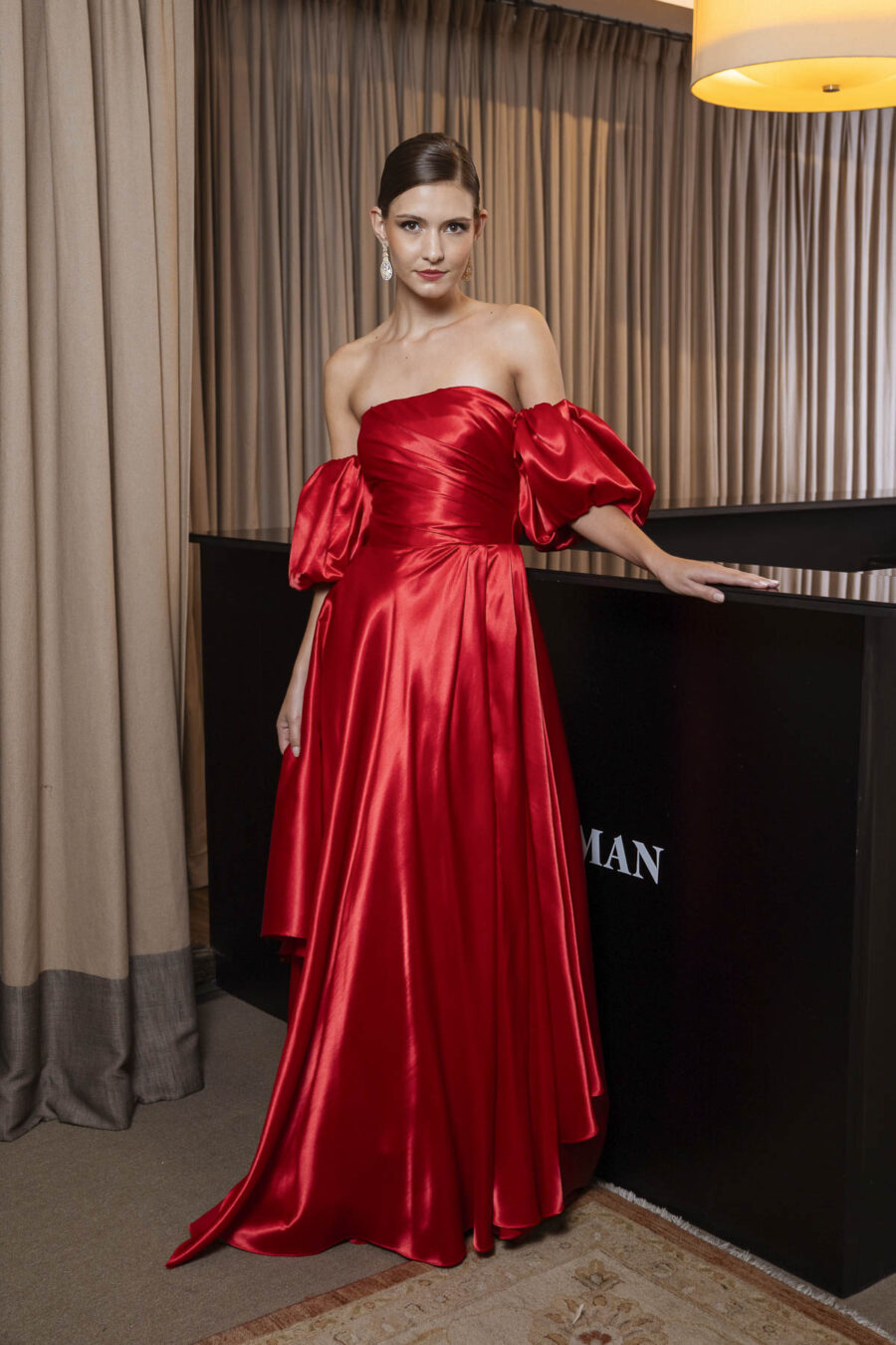 Vestido de festa para madrinha de casamento na cor vermelho, modelo Chicago.