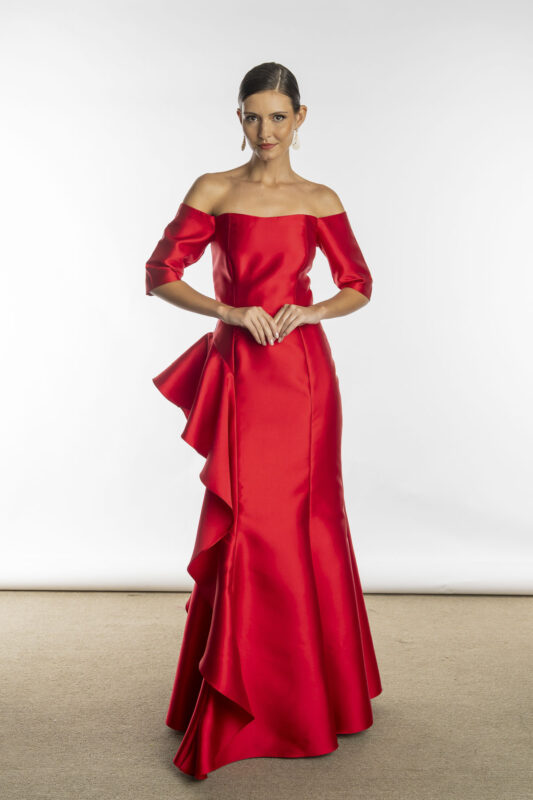 Vestido de festa longo na cor vermelho para mães dos noivos usarem nos casamentos, com tecido estruturado de zibeline decote ombro a ombro com mangas 3/4