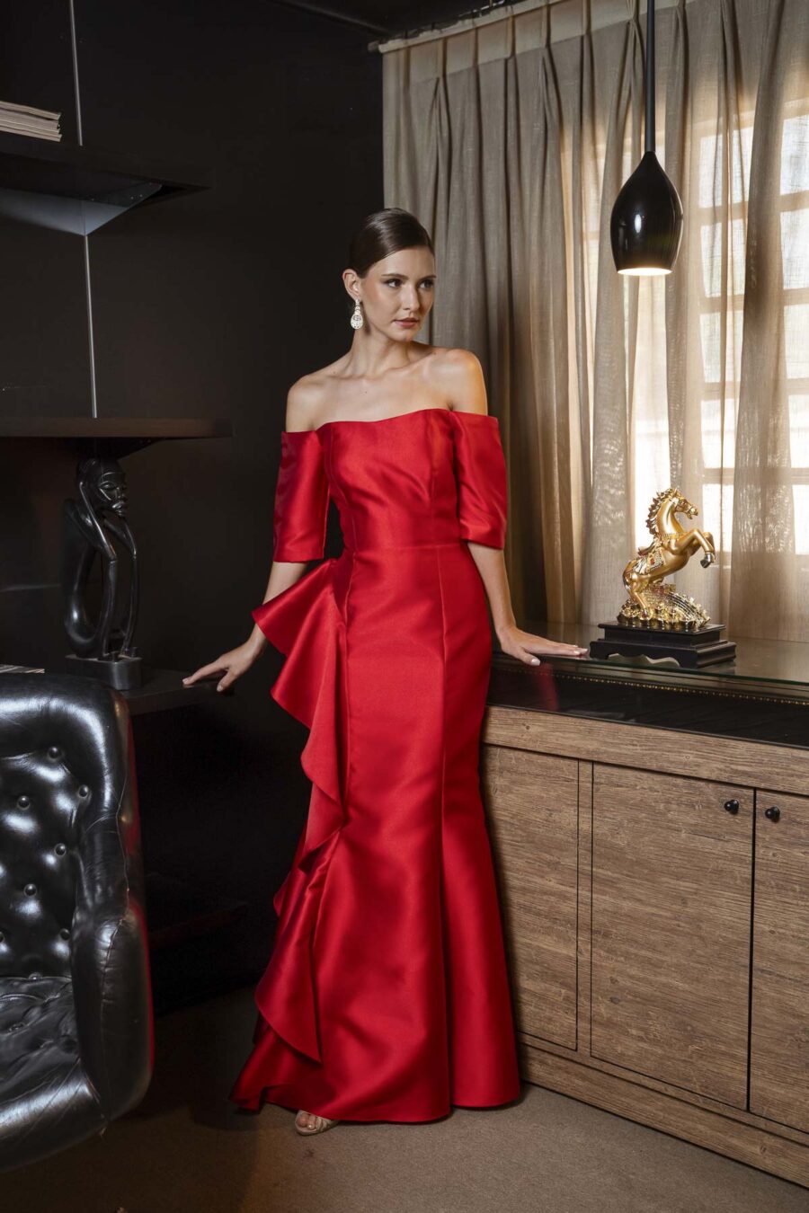 Vestido de gala longo, decote ombro a ombro na cor marsala, modelo patty piva.
