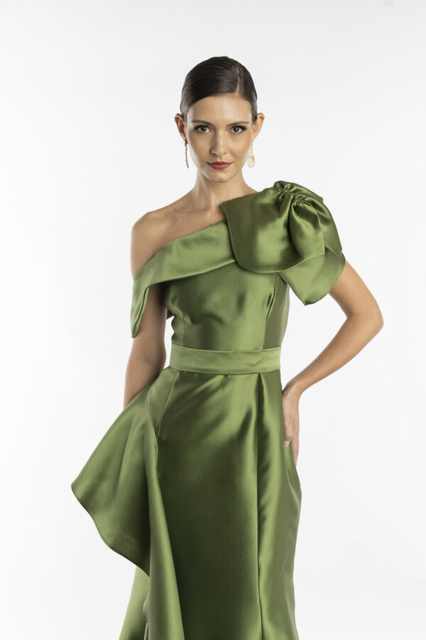Vestido de um ombro só com detalhe de laço, para mães dos noivos na cor verde oliva