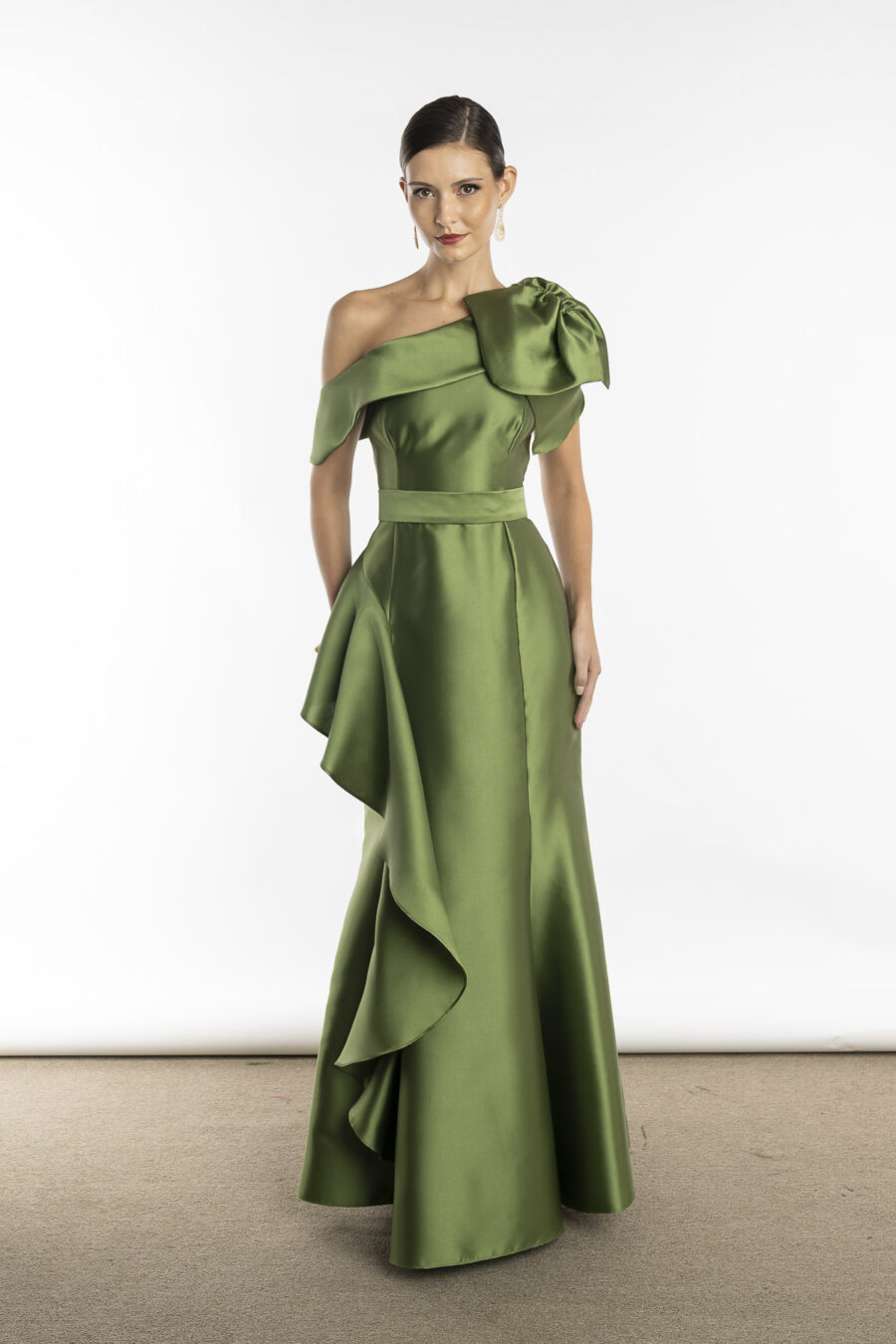 Vestido de festa longo em alfaiataria na cor verde oliva, perfeito para mãe da noiva ou mãe do noivo usarem nas festas de casamentos