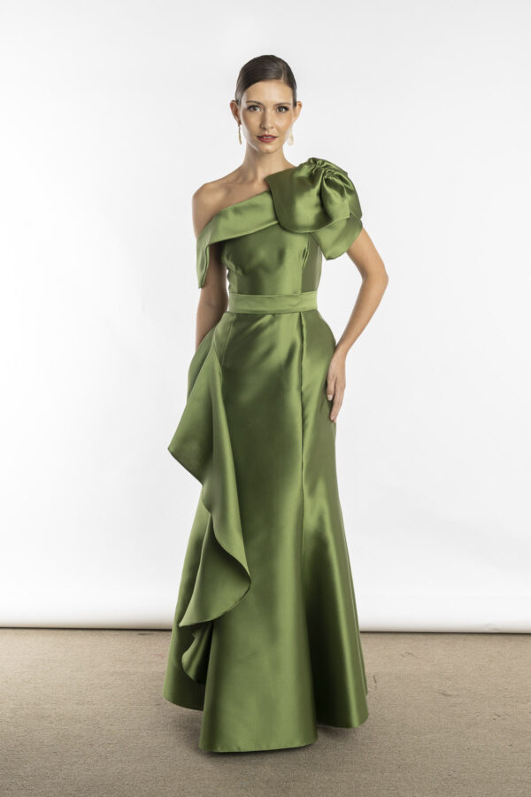 Vestido de festa longo em alfaiataria na cor verde oliva, perfeito para mãe da noiva ou mãe do noivo usarem nas festas de casamentos e mães dos formandos