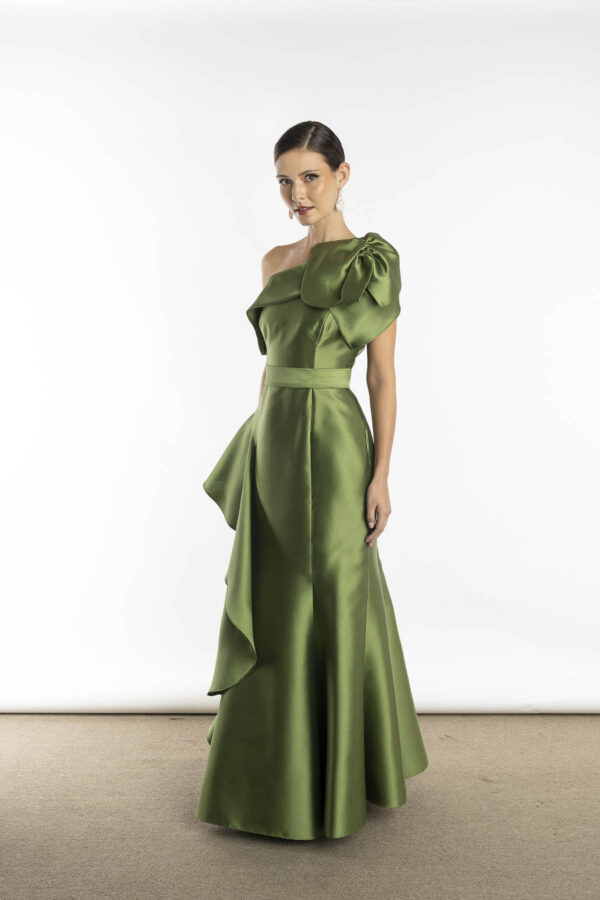 Detalhe lateral do vestido de festa na cor verde oliva para mães dos noivos