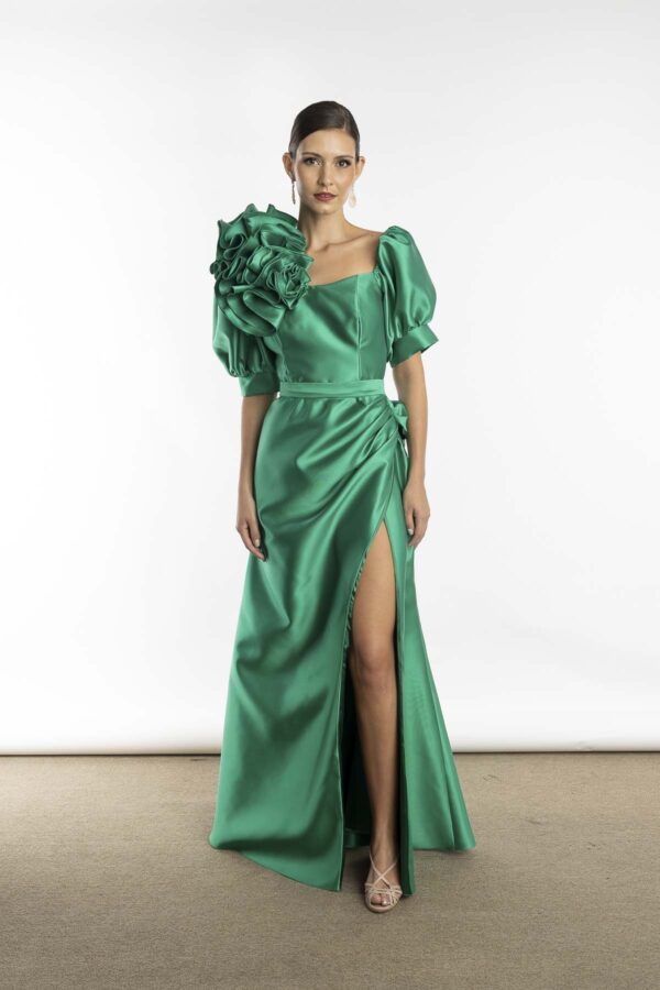 Vestido de festa longo com detalhe de flor feita a mão em tecido, aplicada no ombro do decote, na cor verde oliva e mangas 3/4 para jovens mães dos noivos e madrinhas de casamento.