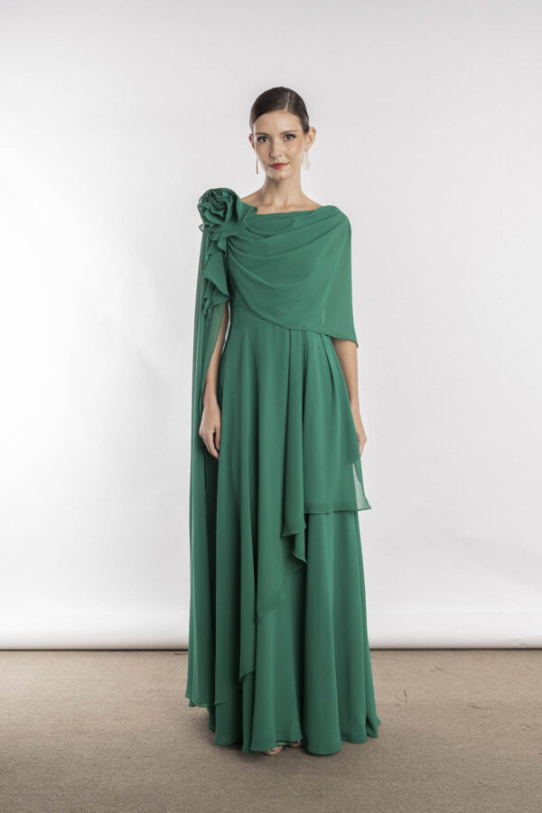 Vestido de festa longo na cor verde oliva, modelo queen mary, perfeito para jovem mãe da noiva ou mãe do noivo em casamentos na praia.