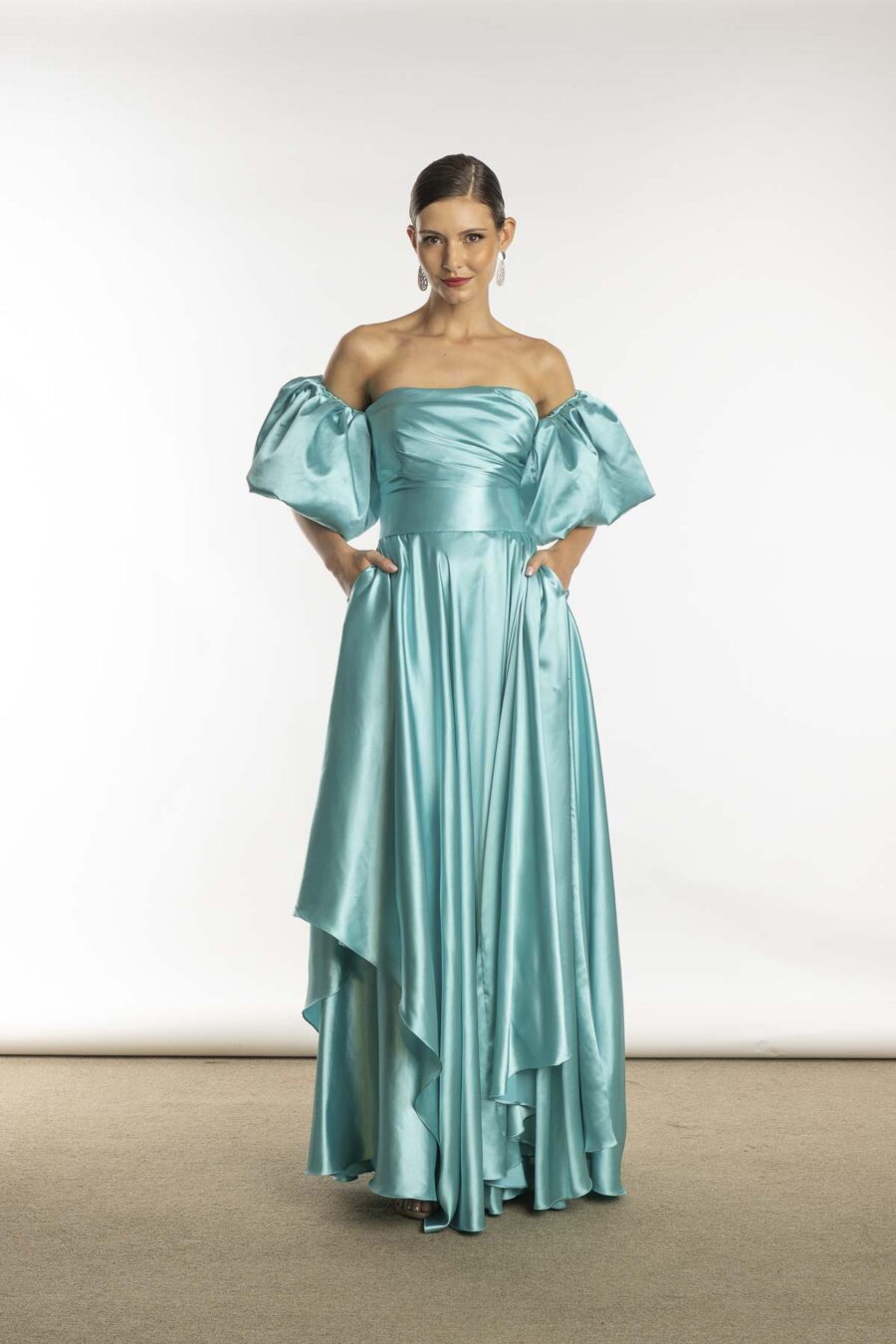 Vestido festa longo na cor azul , com bolsos, modelo veridiana morgan, para madrinhas e convidadas de casamento.