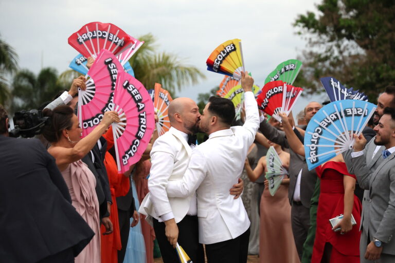 Noivos se beijando durante casamento
