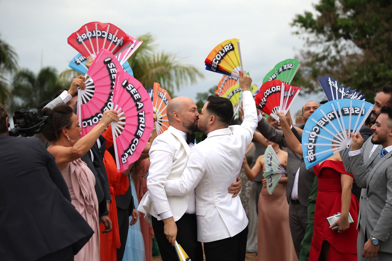 Noivos se beijando durante casamento