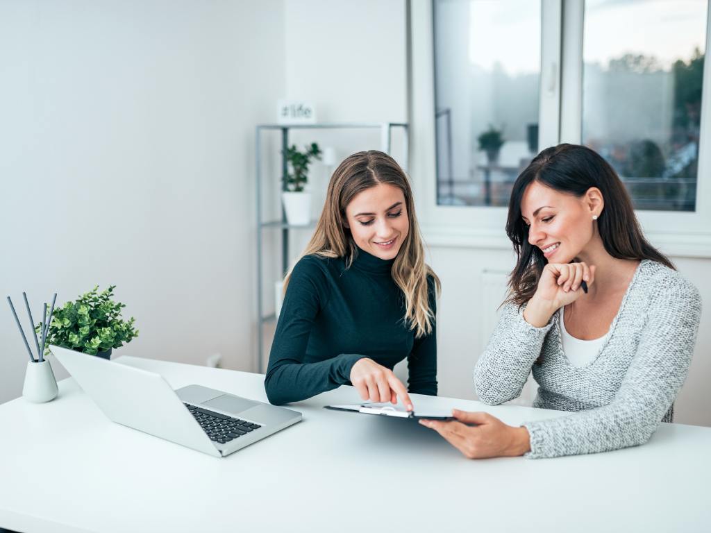 Consultora auxiliando cliente