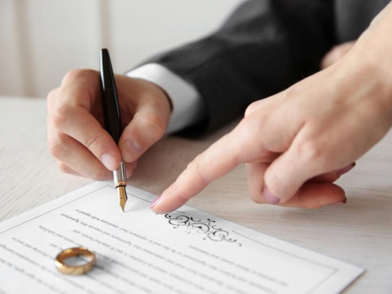 Casal assinando papéis para casamento