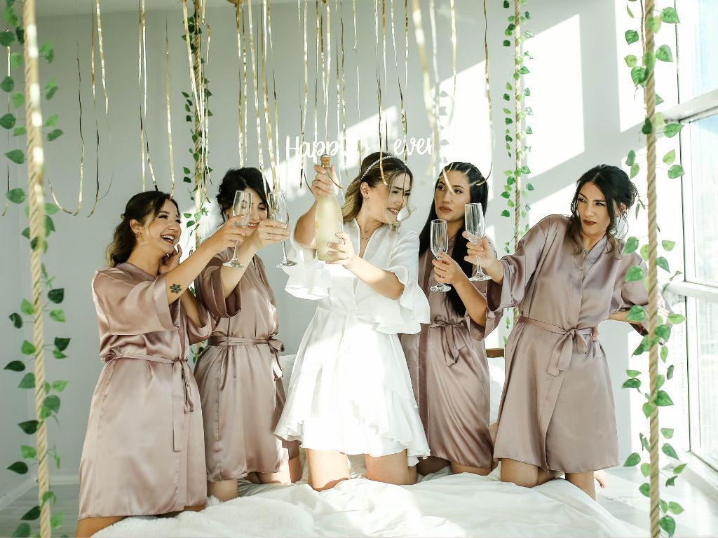 noiva e madrihas de robes