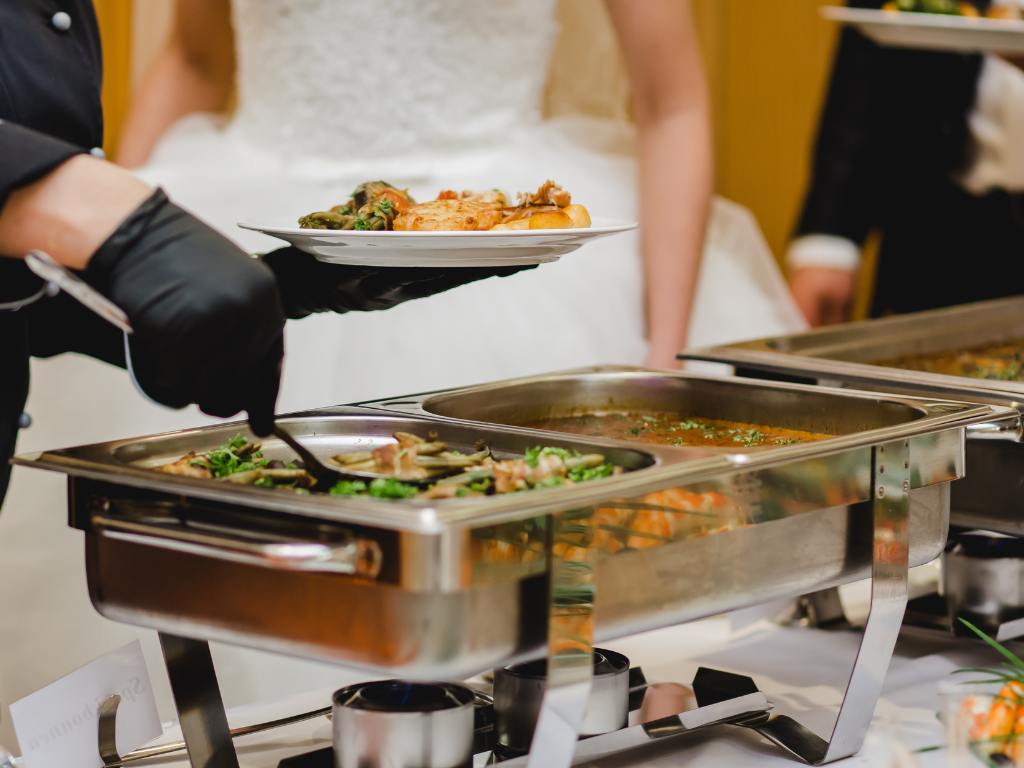 Servindo buffet de casamento
