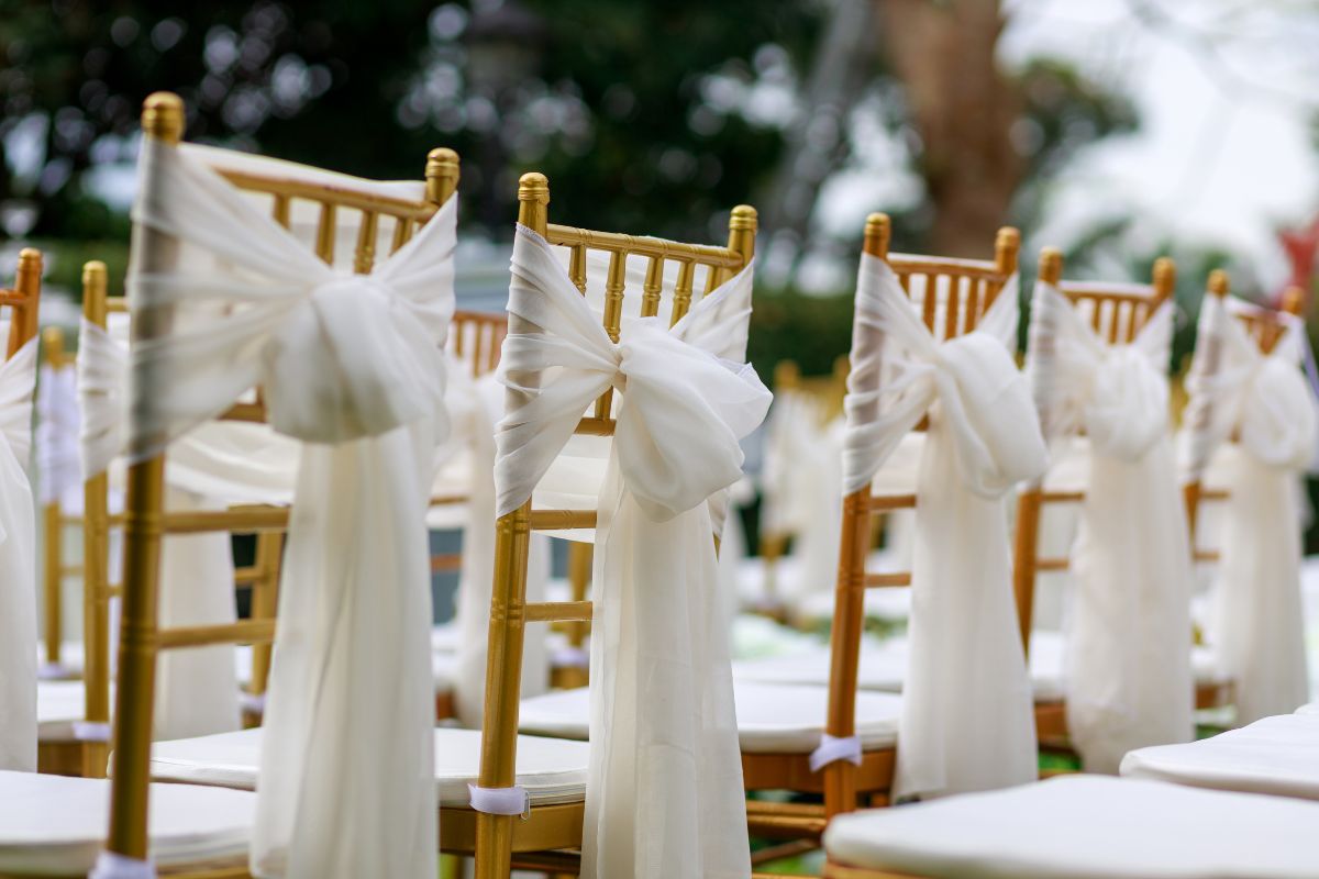 decoração de casamento com cadeiras douradas com tecido branco
