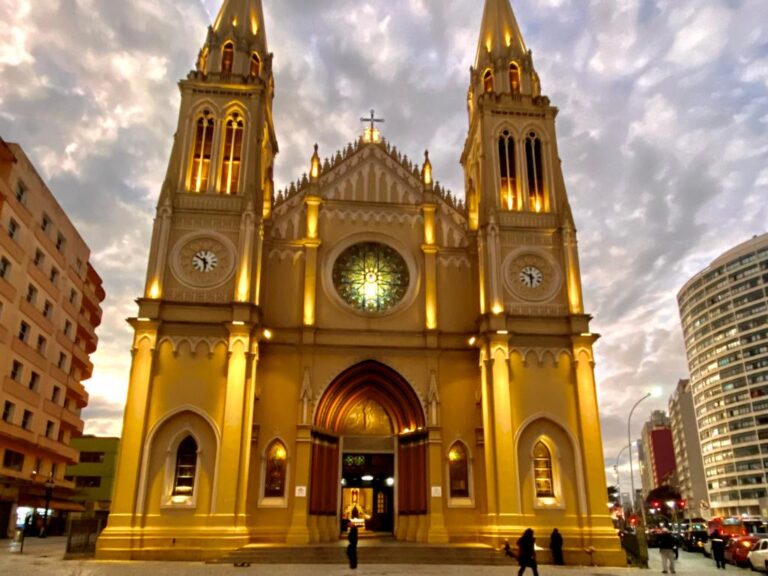 Frente da catedral de Curitiba iluminada