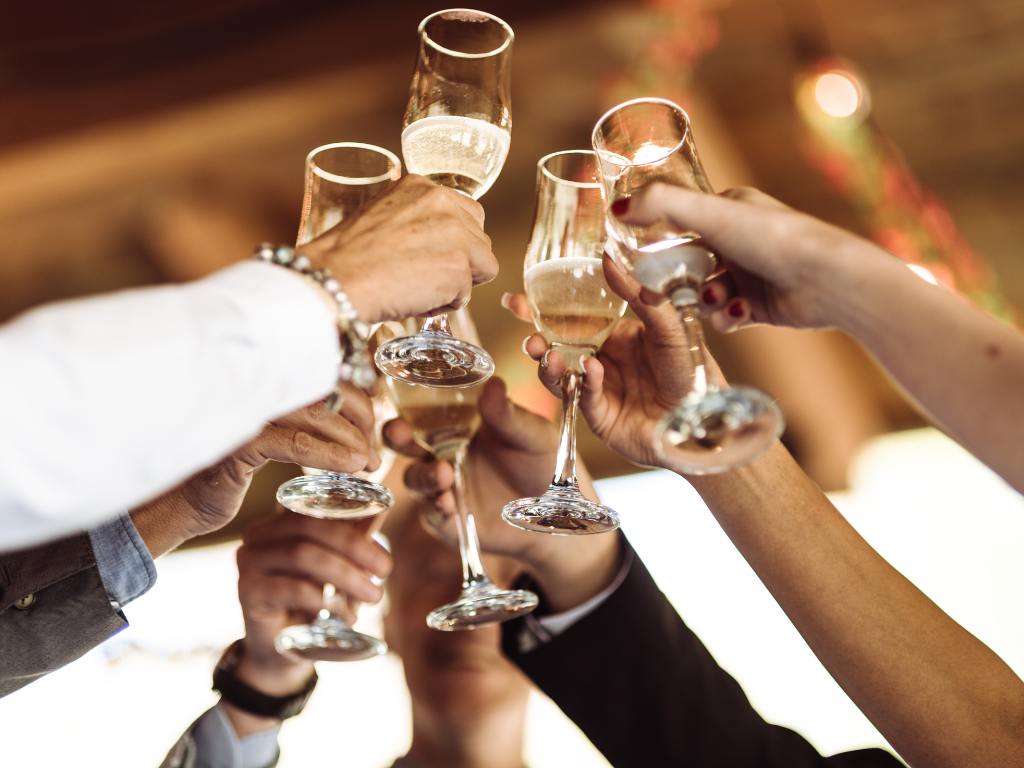 Pessoas brindando champanhe para casamento