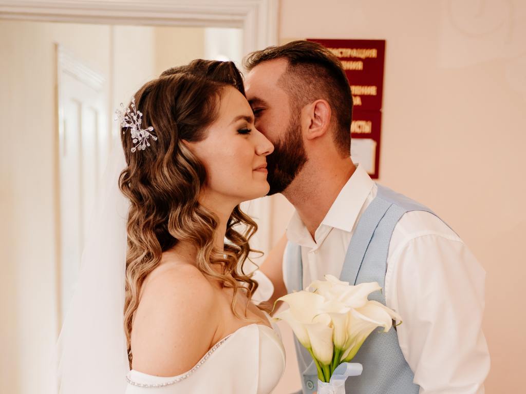 Casal se casando no civil
