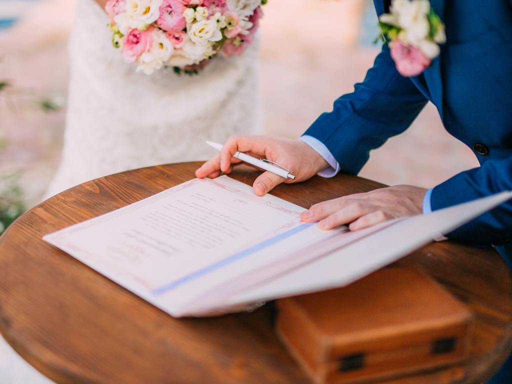 Assinando documentos de casamento civil