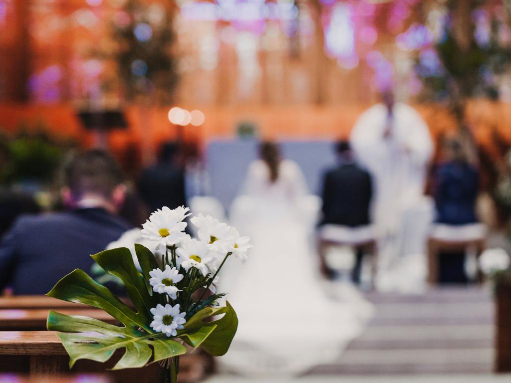 Flores decorando casamento na igreja
